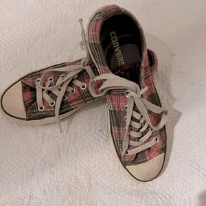 🎀Women’s size 7 pink and gray plaid Converse all ⭐️